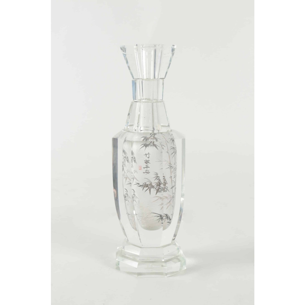 Vase en cristal au décor chinoisant, XXème siècle. | Biron ||||