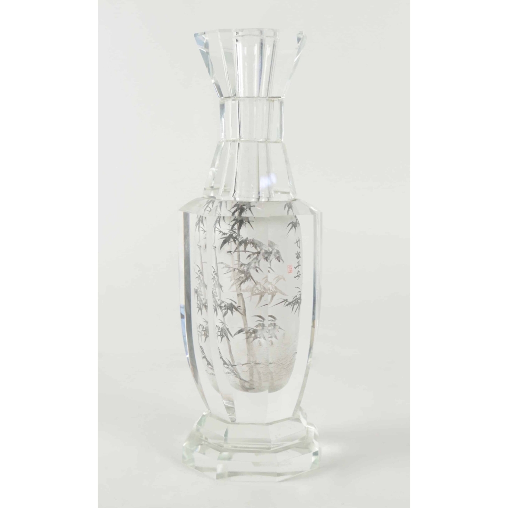 Vase en cristal au décor chinoisant, XXème siècle. | Biron Vase en cristal au décor chinoisant, XXème siècle.
