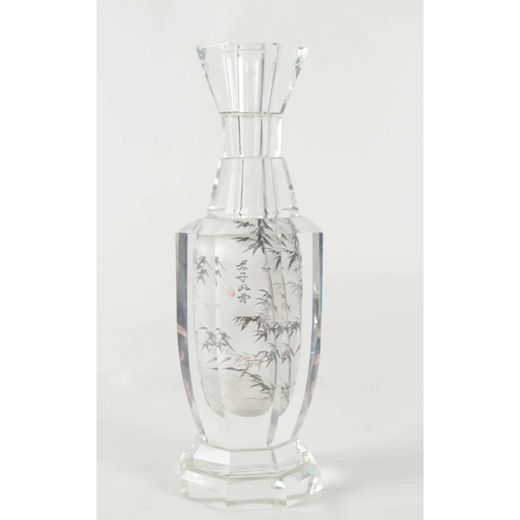 Vase en cristal au décor chinoisant, XXème siècle. | Biron Vase en cristal au décor chinoisant, XXème siècle.
