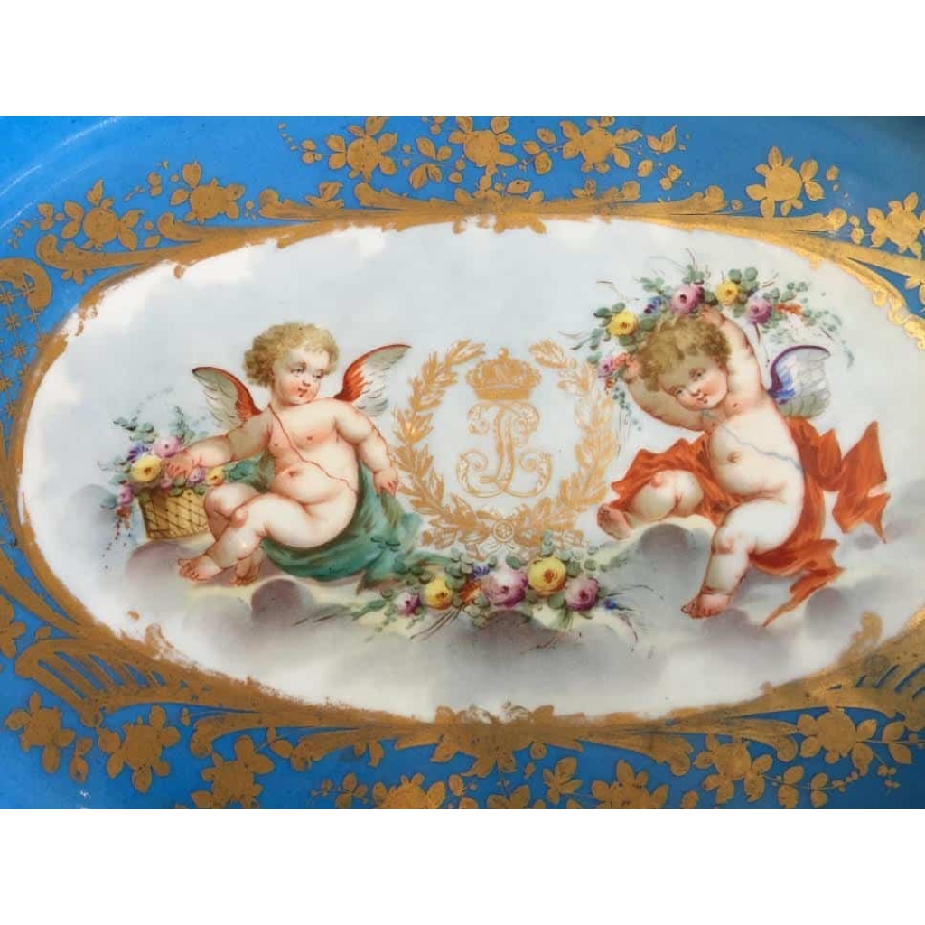 Plat en porcelaine de Sèvres, service du château des Tuileries. Réf: 281 | Biron Plat en porcelaine de Sèvres, service du château des Tuileries. Réf: 281