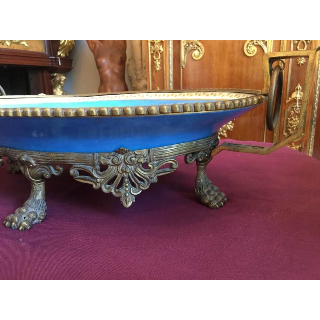 Plat en porcelaine de Sèvres, service du château des Tuileries. Réf: 281 | Biron Plat en porcelaine de Sèvres, service du château des Tuileries. Réf: 281