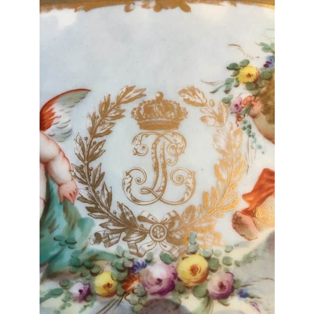 Plat en porcelaine de Sèvres, service du château des Tuileries. Réf: 281 | Biron Plat en porcelaine de Sèvres, service du château des Tuileries. Réf: 281
