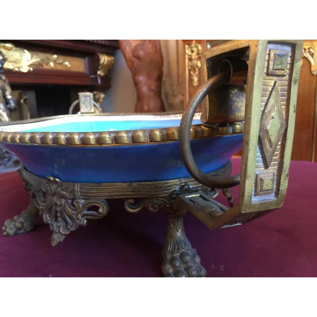 Plat en porcelaine de Sèvres, service du château des Tuileries. Réf: 281 | Biron Plat en porcelaine de Sèvres, service du château des Tuileries. Réf: 281