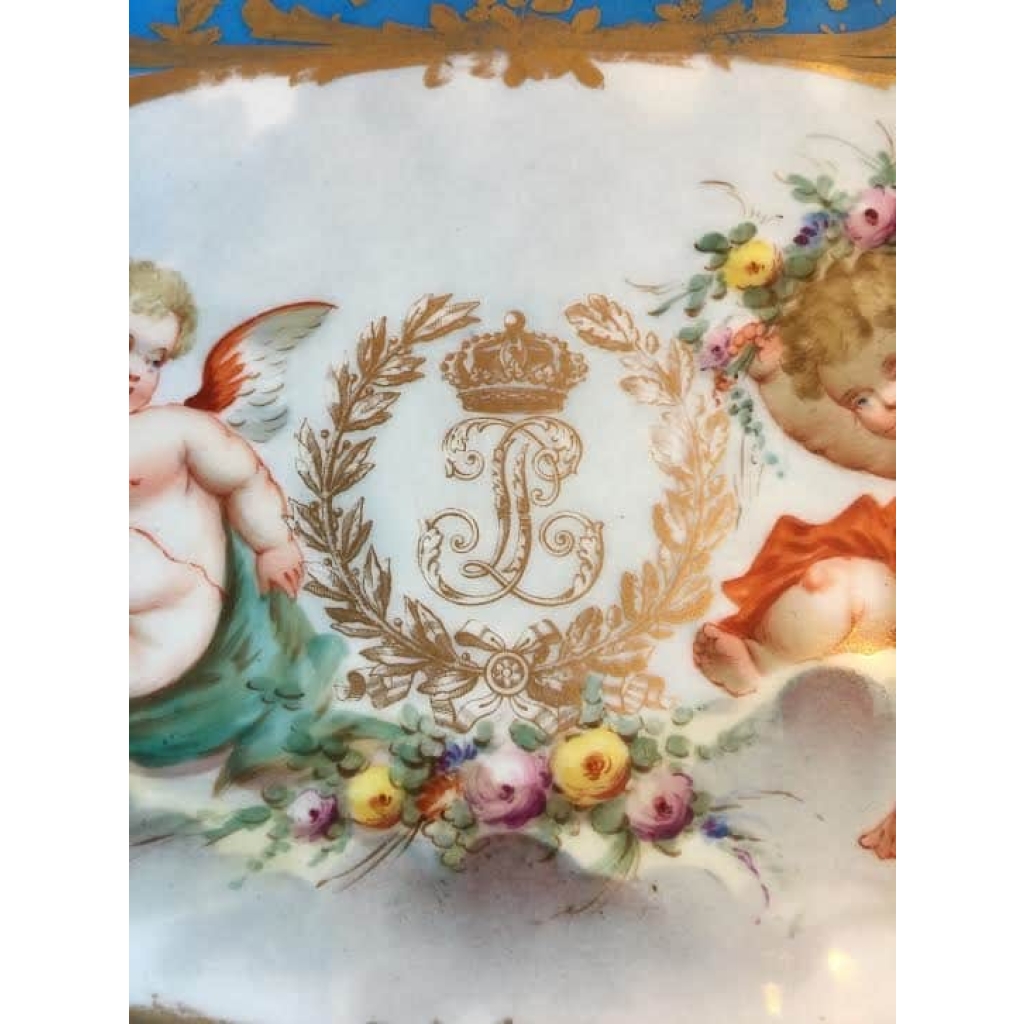 Plat en porcelaine de Sèvres, service du château des Tuileries. Réf: 281 | Biron Plat en porcelaine de Sèvres, service du château des Tuileries. Réf: 281