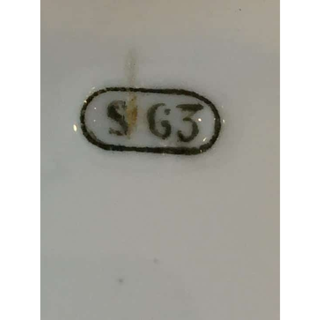Plat en porcelaine de Sèvres, service du château des Tuileries. Réf: 281 | Biron Plat en porcelaine de Sèvres, service du château des Tuileries. Réf: 281