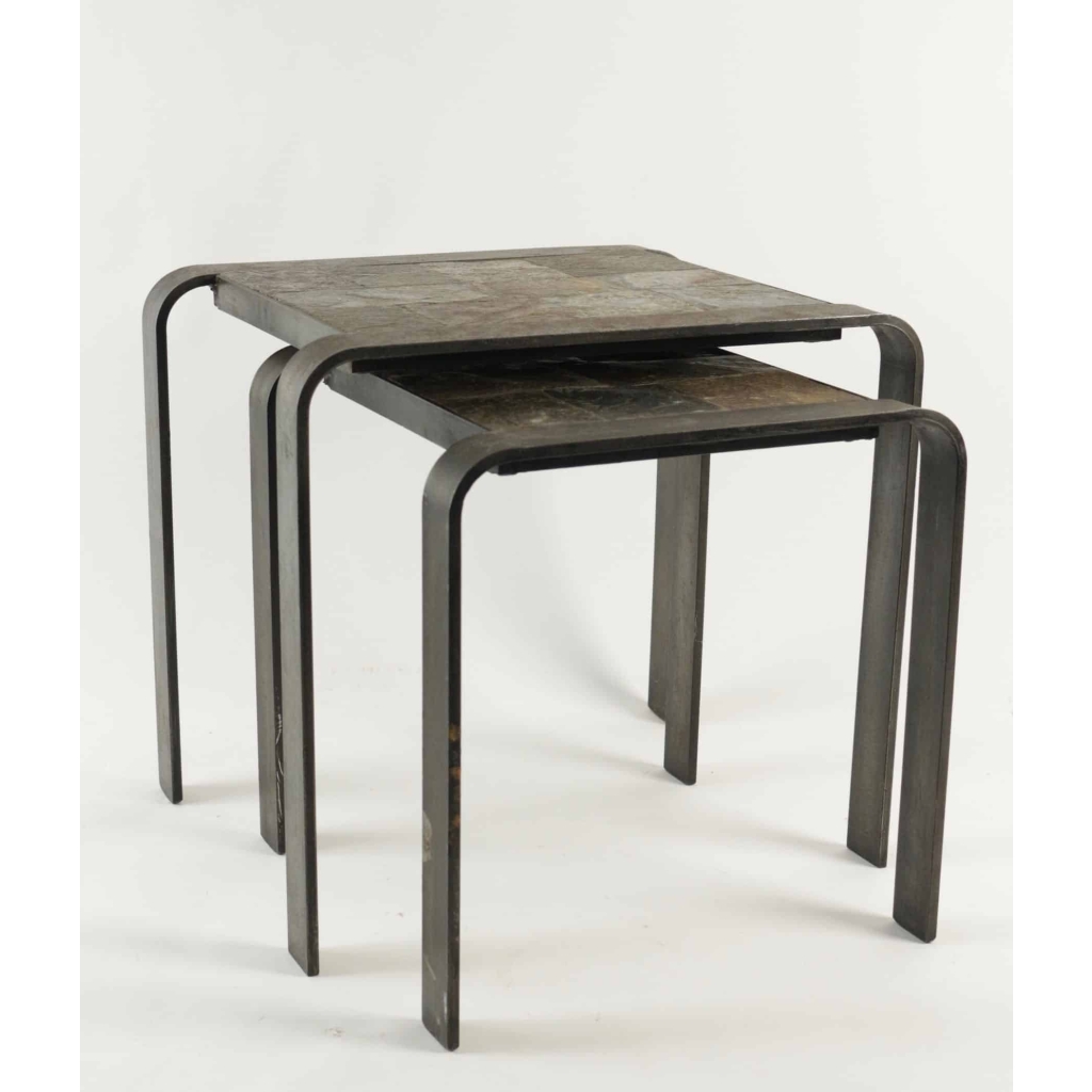 Table gigogne des années 1960-1970 en fer forgé et ardoise. | Biron Table gigogne des années 1960-1970 en fer forgé et ardoise.