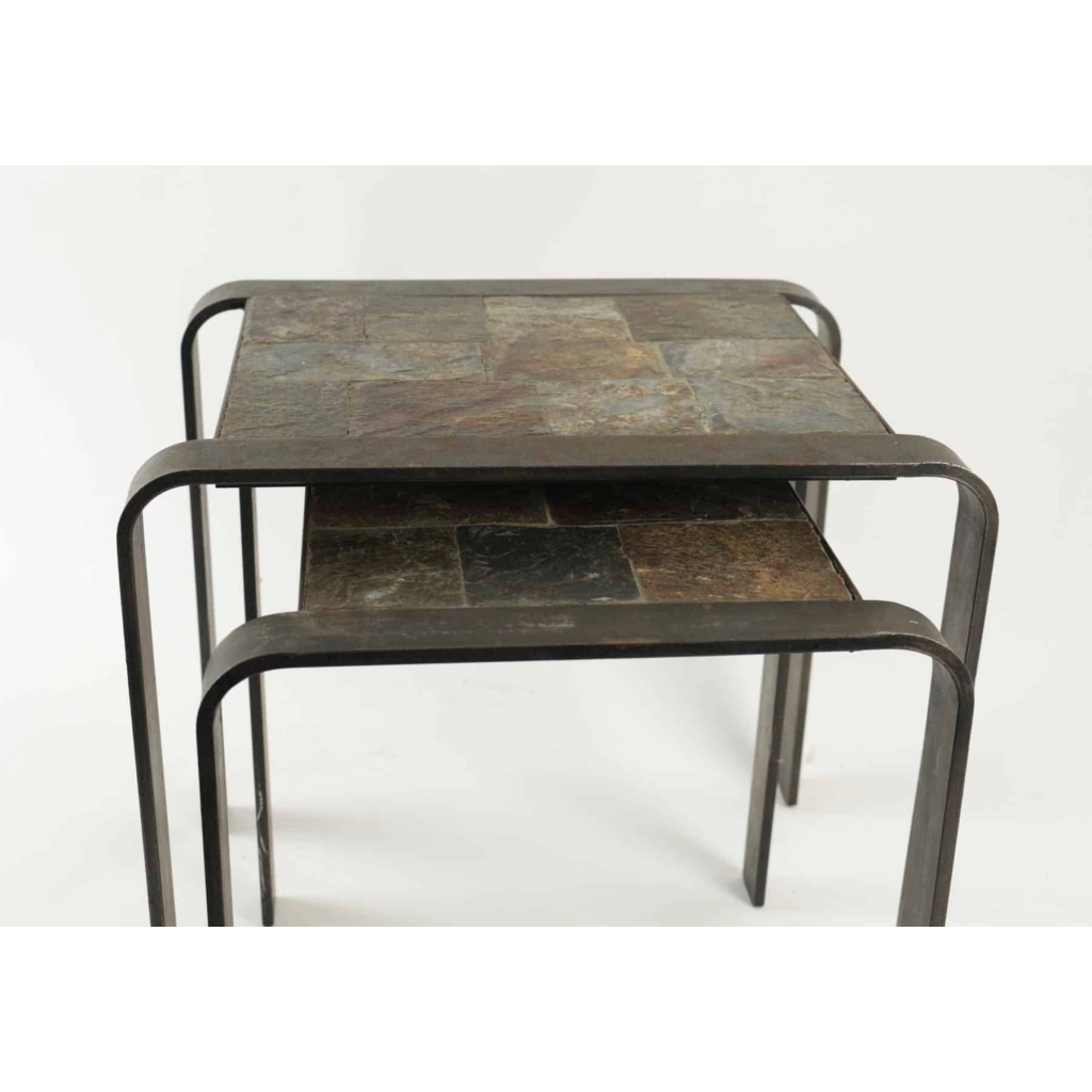 Table gigogne des années 1960-1970 en fer forgé et ardoise. | Biron Table gigogne des années 1960-1970 en fer forgé et ardoise.