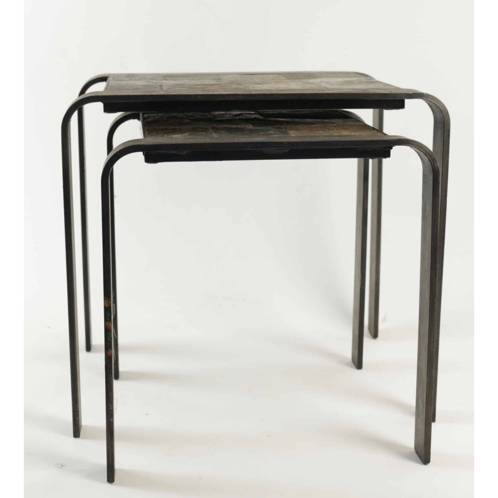 Table gigogne des années 1960-1970 en fer forgé et ardoise. | Biron Table gigogne des années 1960-1970 en fer forgé et ardoise.