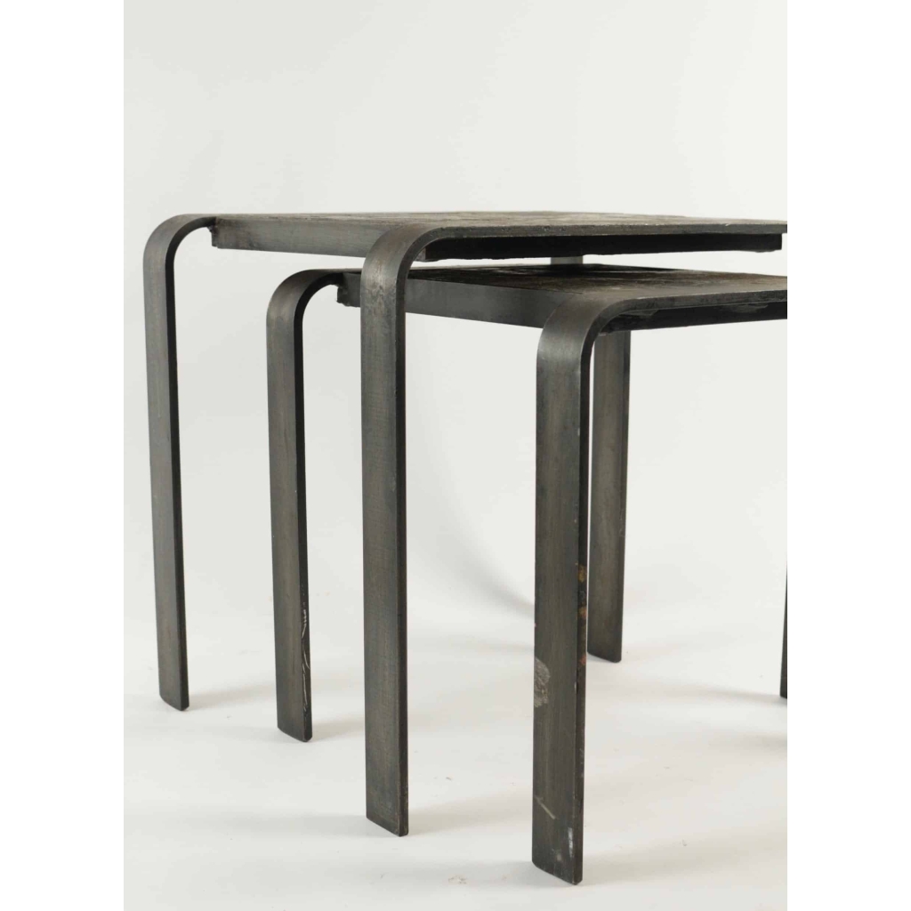 Table gigogne des années 1960-1970 en fer forgé et ardoise. | Biron Table gigogne des années 1960-1970 en fer forgé et ardoise.