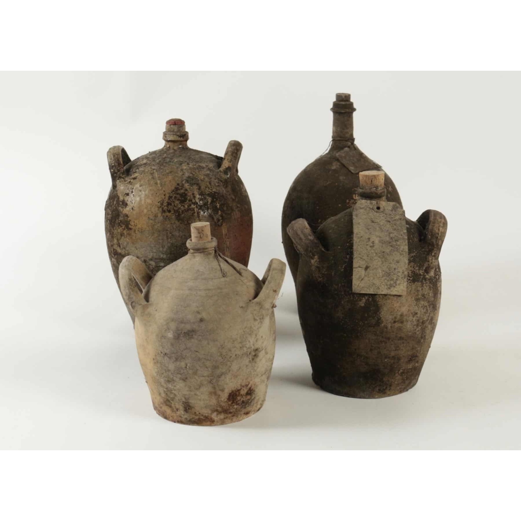 Ensemble de 4 bouteilles en terre cuite anciennes, sans contenu. | Biron |||||||