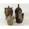 Ensemble de 4 bouteilles en terre cuite anciennes, sans contenu. | Biron Ensemble de 4 bouteilles en terre cuite anciennes, sans contenu.
