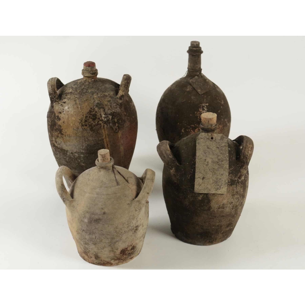Ensemble de 4 bouteilles en terre cuite anciennes, sans contenu. | Biron Ensemble de 4 bouteilles en terre cuite anciennes, sans contenu.