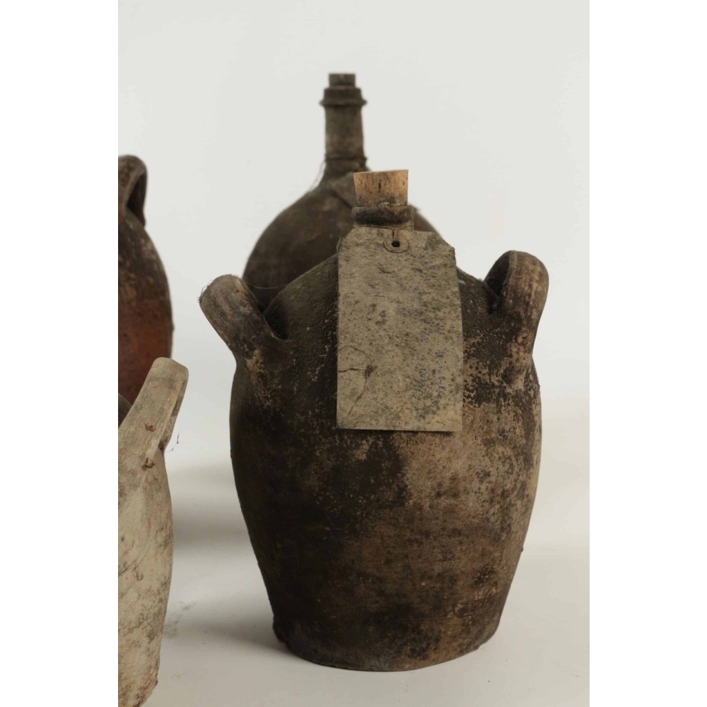 Ensemble de 4 bouteilles en terre cuite anciennes, sans contenu. | Biron Ensemble de 4 bouteilles en terre cuite anciennes, sans contenu.