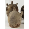 Ensemble de 4 bouteilles en terre cuite anciennes, sans contenu. | Biron Ensemble de 4 bouteilles en terre cuite anciennes, sans contenu.
