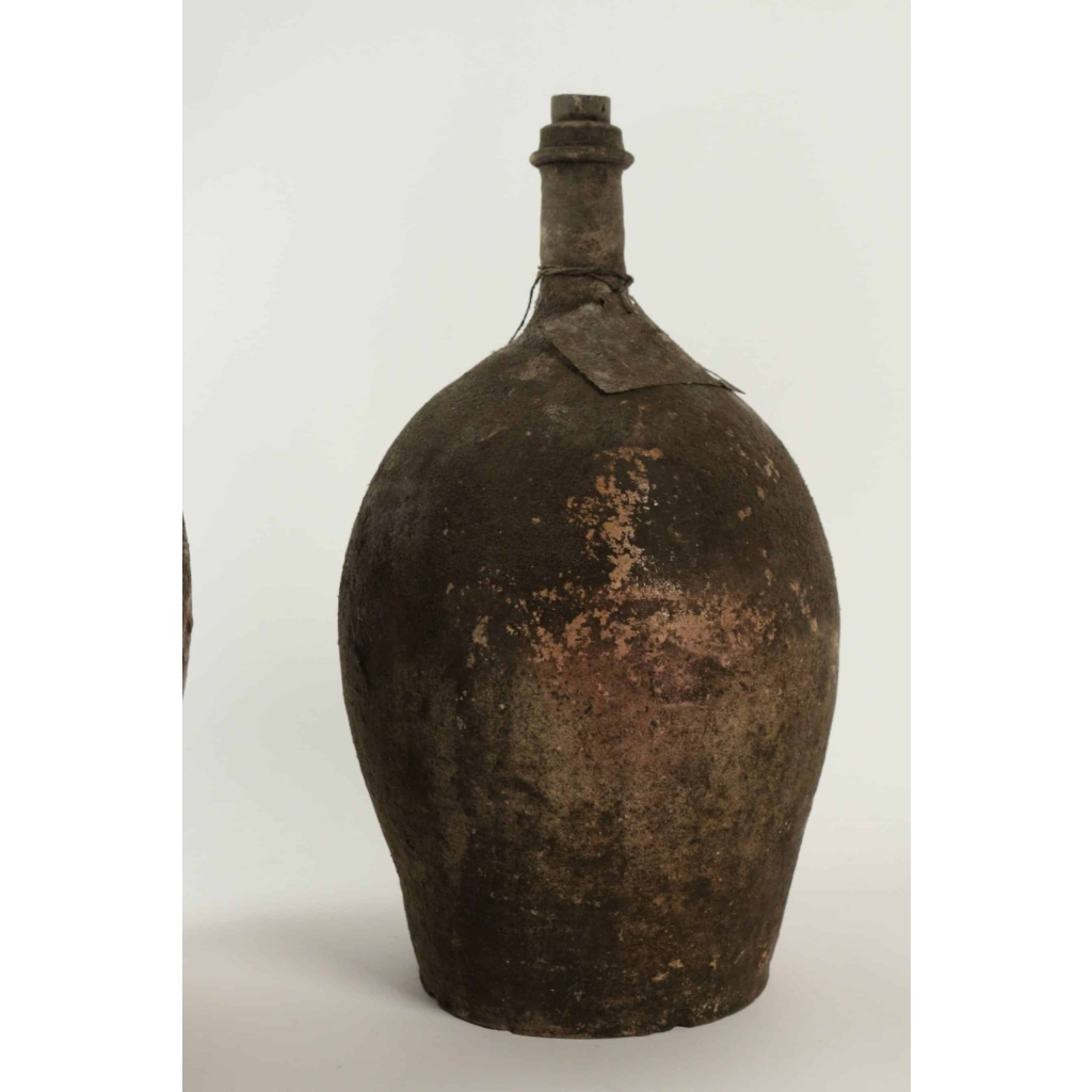Ensemble de 4 bouteilles en terre cuite anciennes, sans contenu. | Biron Ensemble de 4 bouteilles en terre cuite anciennes, sans contenu.