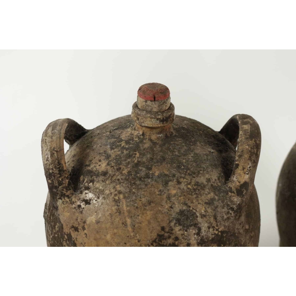 Ensemble de 4 bouteilles en terre cuite anciennes, sans contenu. | Biron Ensemble de 4 bouteilles en terre cuite anciennes, sans contenu.