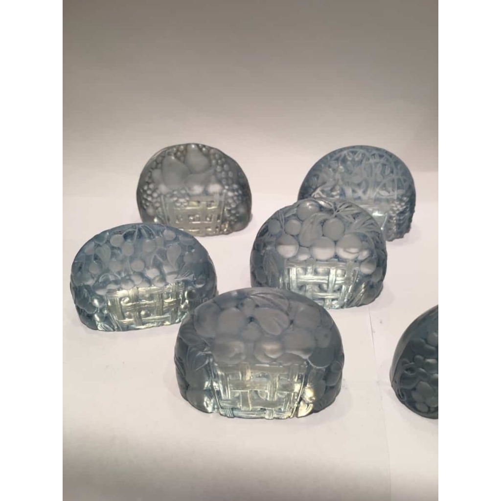 RENE LALIQUE (1860-1945) Suite de neuf porte menus | Biron RENE LALIQUE (1860-1945) Suite de neuf porte menus