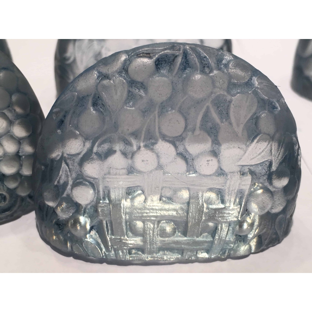 RENE LALIQUE (1860-1945) Suite de neuf porte menus | Biron RENE LALIQUE (1860-1945) Suite de neuf porte menus