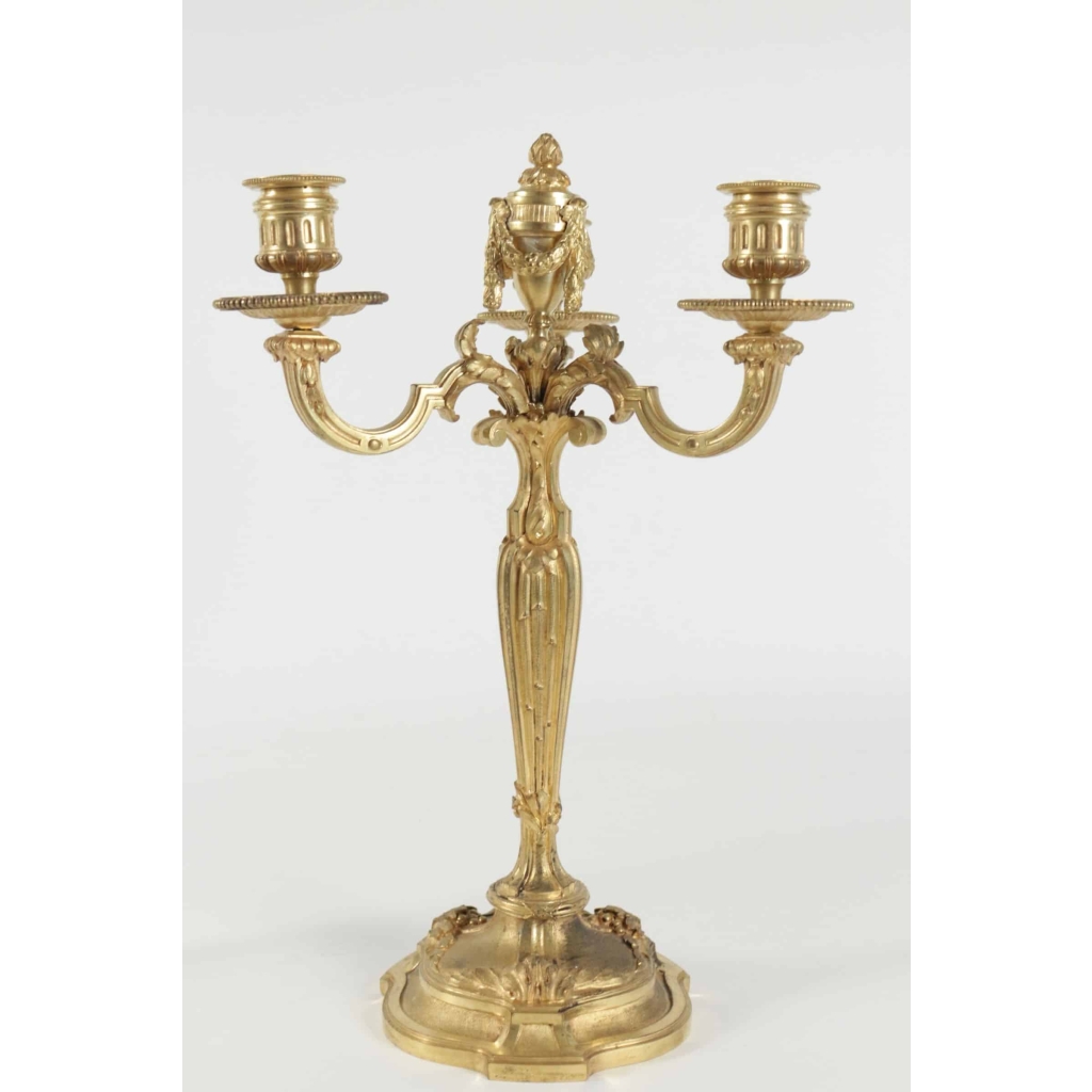 Paire de Candélabre de style Louis XV en bronze doré, 19ème siècle, dorure d’origine. | Biron Paire de Candélabre de style Louis XV en bronze doré, 19ème siècle, dorure d'origine.