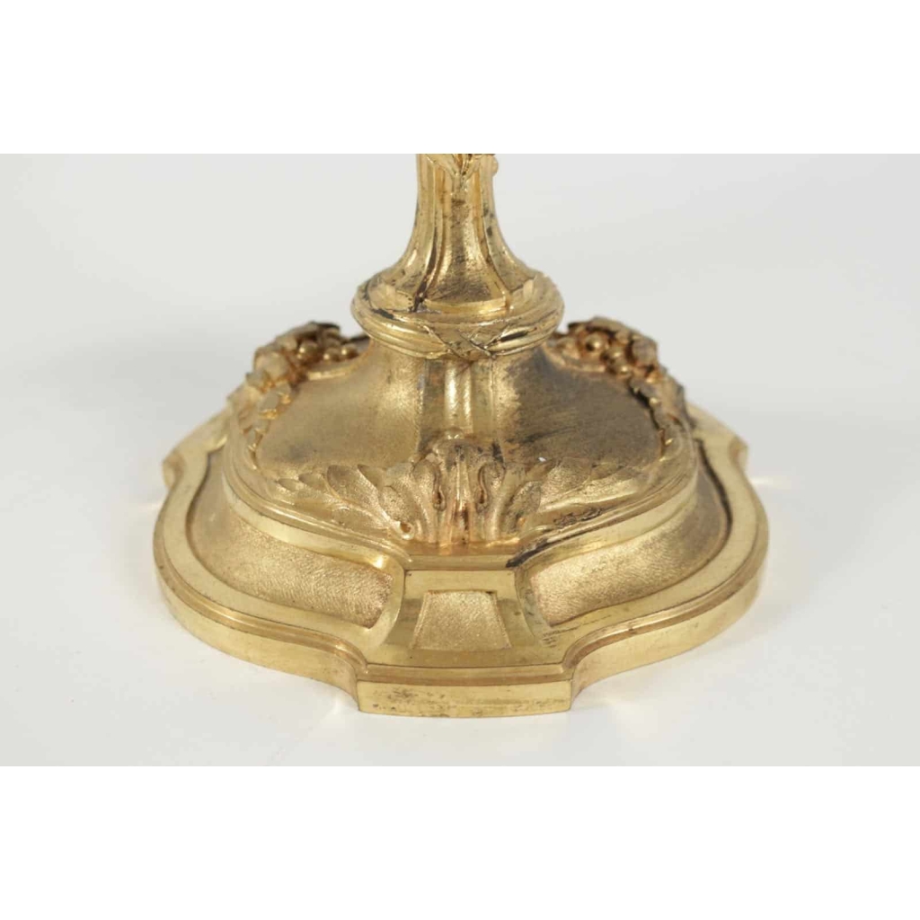 Paire de Candélabre de style Louis XV en bronze doré, 19ème siècle, dorure d’origine. | Biron Paire de Candélabre de style Louis XV en bronze doré, 19ème siècle, dorure d'origine.