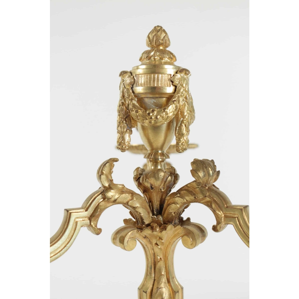 Paire de Candélabre de style Louis XV en bronze doré, 19ème siècle, dorure d’origine. | Biron Paire de Candélabre de style Louis XV en bronze doré, 19ème siècle, dorure d'origine.