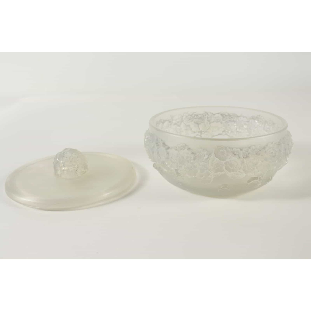 René LALIQUE (1860-1945) Boite « primevères » Opalescente | Biron René LALIQUE (1860-1945) Boite "primevères " Opalescente