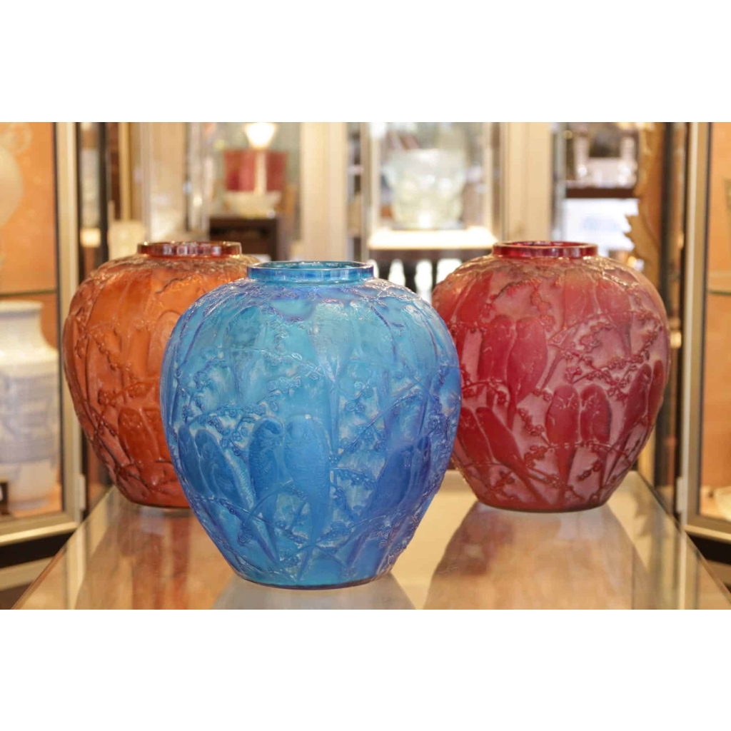 René Lalique ensemble de Vases « Perruches » couleur | Biron René Lalique ensemble de Vases "Perruches" couleur