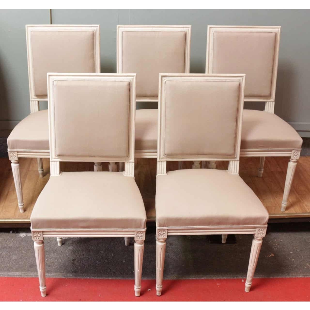 Série de 10 chaises de style Louis XVI en hêtre patiné | Biron Série de 10 chaises de style Louis XVI en hêtre patiné