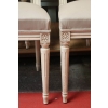 Série de 10 chaises de style Louis XVI en hêtre patiné | Biron Série de 10 chaises de style Louis XVI en hêtre patiné
