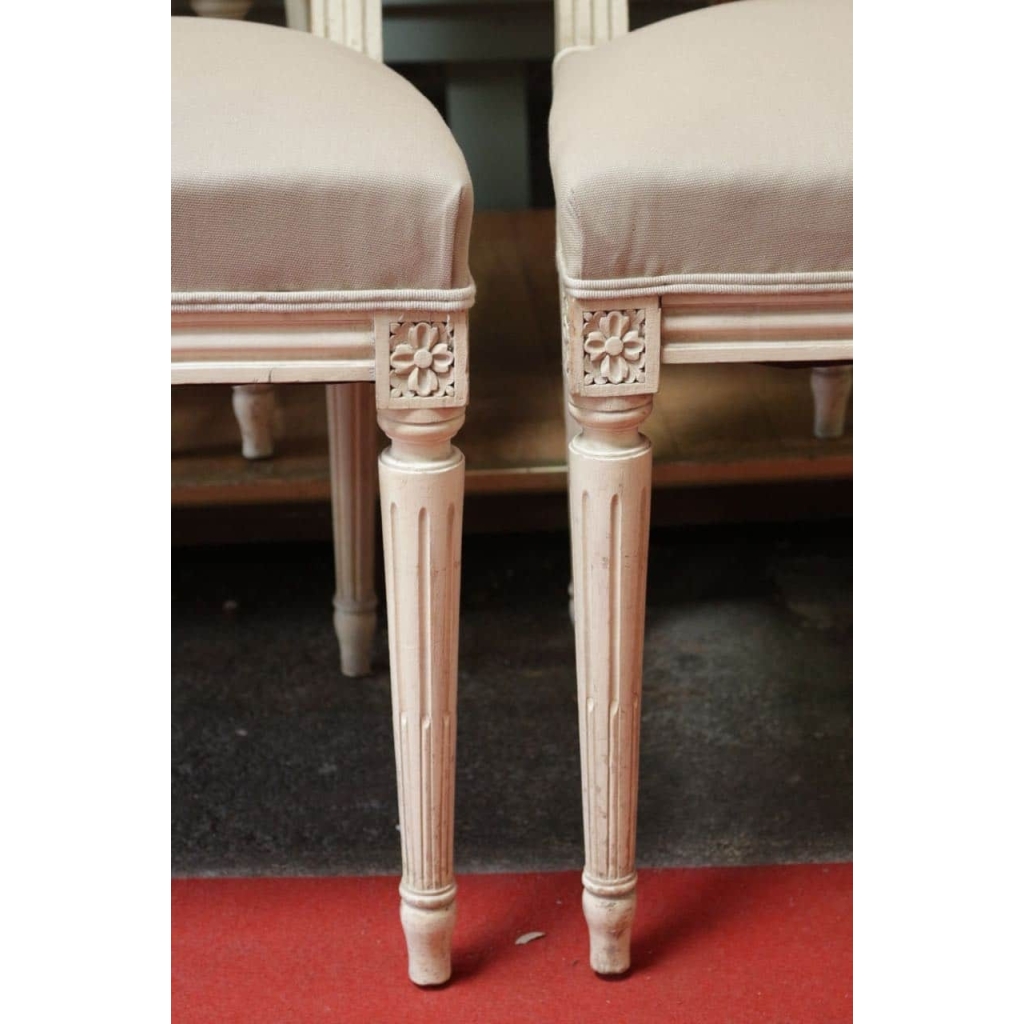 Série de 10 chaises de style Louis XVI en hêtre patiné | Biron Série de 10 chaises de style Louis XVI en hêtre patiné