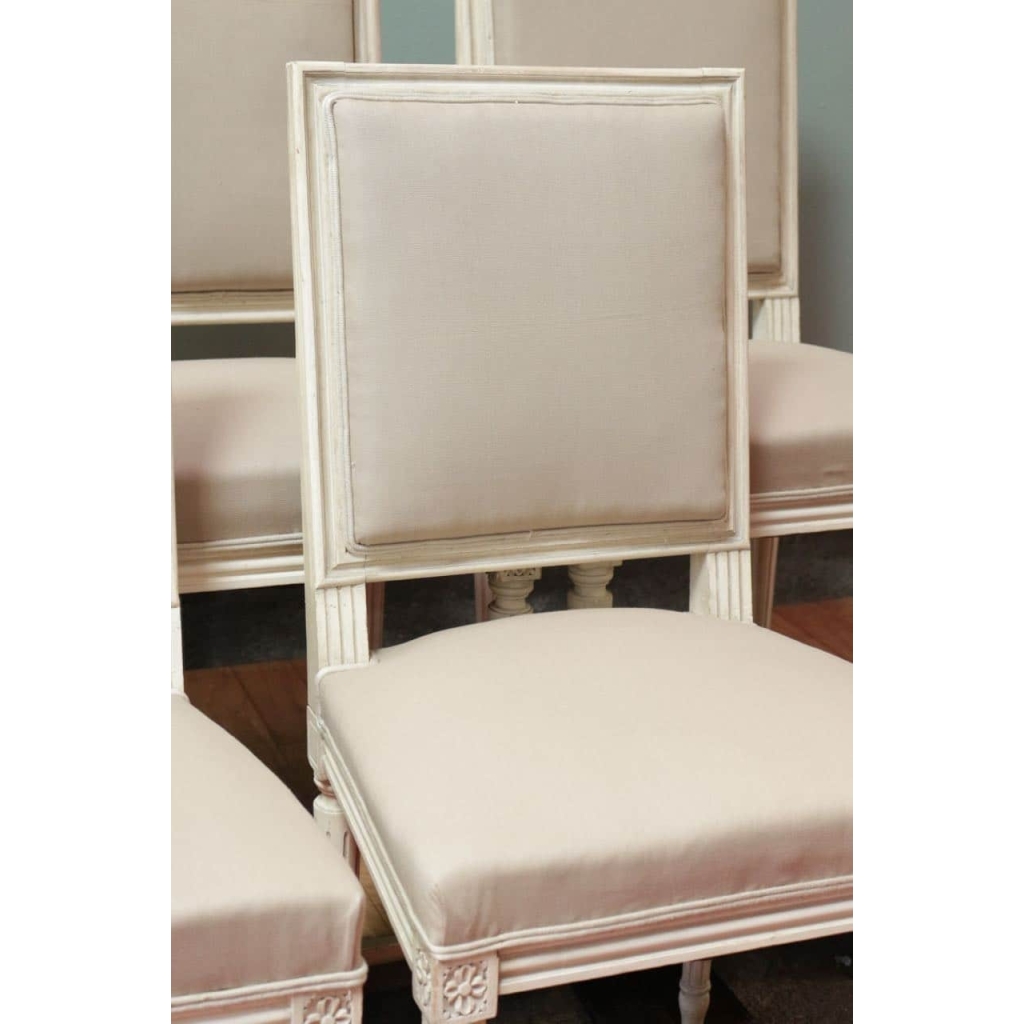 Série de 10 chaises de style Louis XVI en hêtre patiné | Biron Série de 10 chaises de style Louis XVI en hêtre patiné