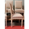 Série de 10 chaises de style Louis XVI en hêtre patiné | Biron Série de 10 chaises de style Louis XVI en hêtre patiné