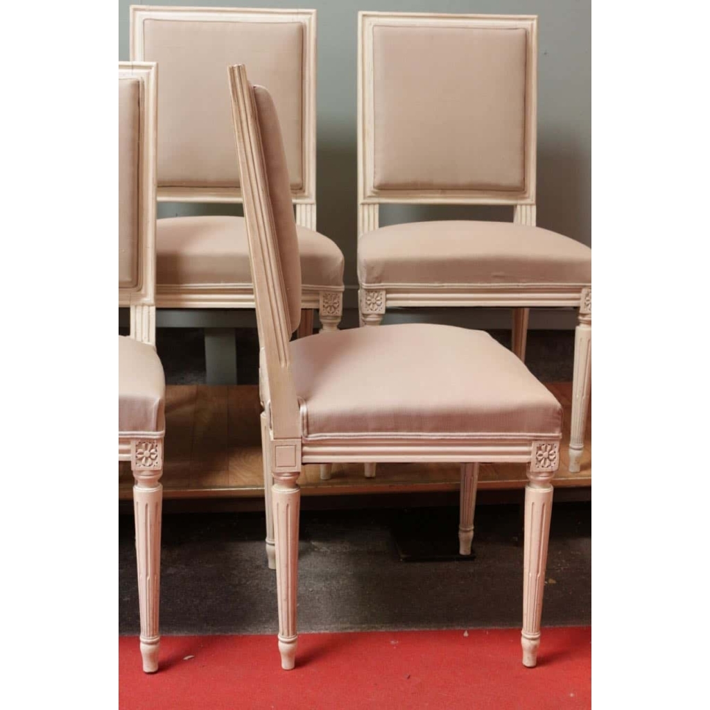 Série de 10 chaises de style Louis XVI en hêtre patiné | Biron Série de 10 chaises de style Louis XVI en hêtre patiné