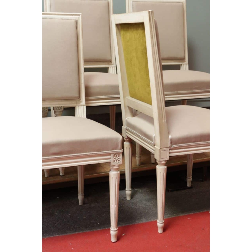 Série de 10 chaises de style Louis XVI en hêtre patiné | Biron Série de 10 chaises de style Louis XVI en hêtre patiné