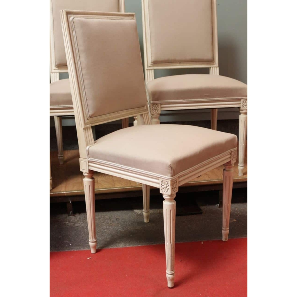 Série de 10 chaises de style Louis XVI en hêtre patiné | Biron Série de 10 chaises de style Louis XVI en hêtre patiné
