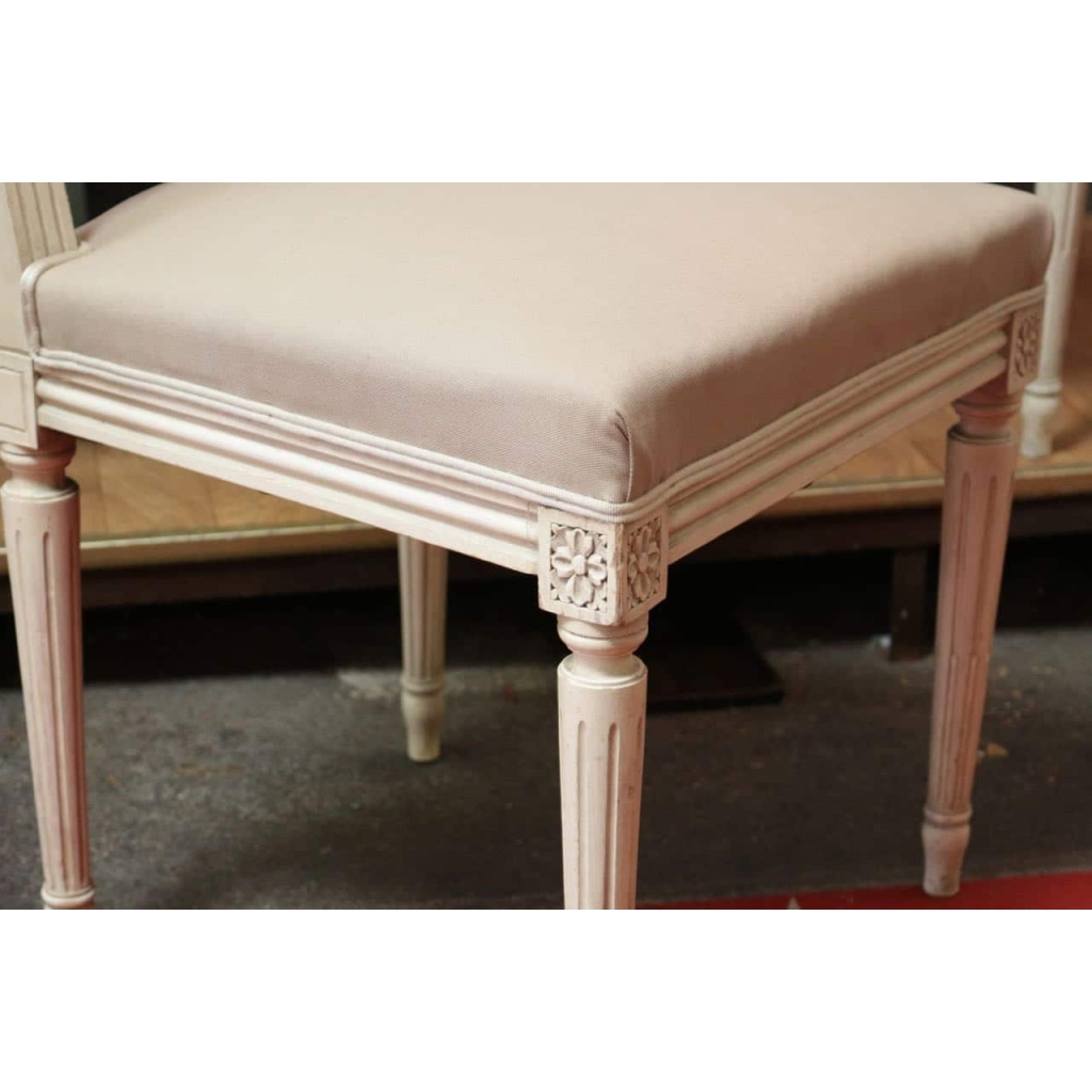 Série de 10 chaises de style Louis XVI en hêtre patiné | Biron Série de 10 chaises de style Louis XVI en hêtre patiné