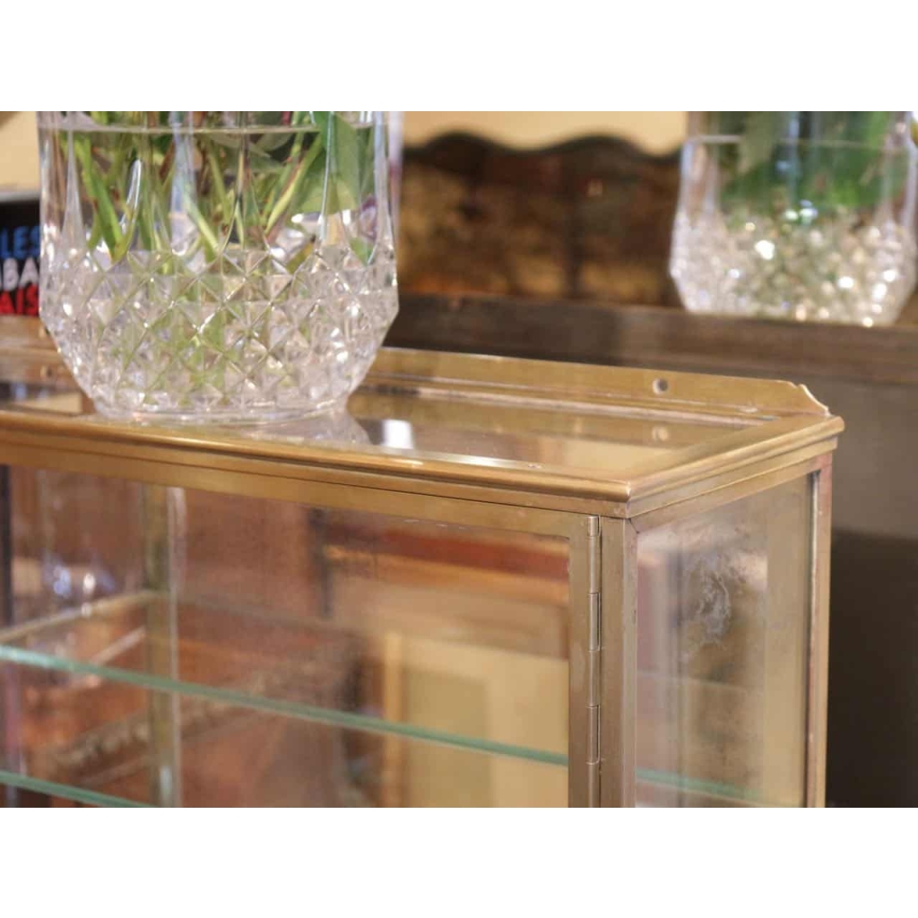 Vitrine à 3 étagères en laiton du 19e siècle | Biron Vitrine à 3 étagères en laiton du 19e siècle