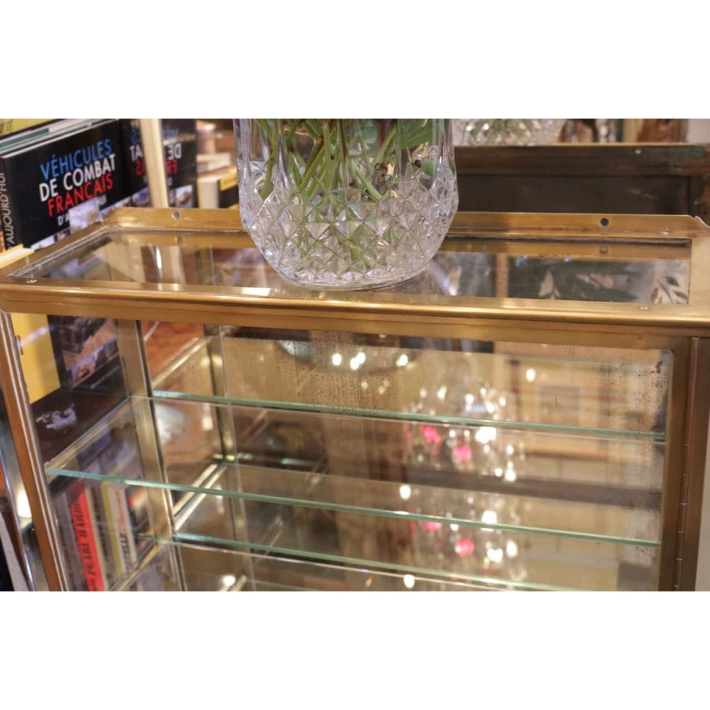 Vitrine à 3 étagères en laiton du 19e siècle | Biron Vitrine à 3 étagères en laiton du 19e siècle