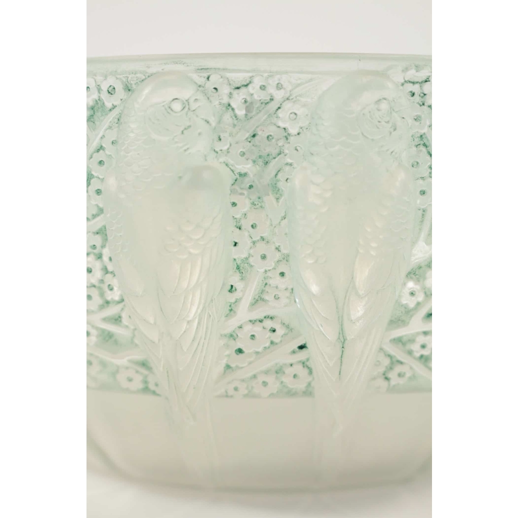 René Lalique Opalescente Coupe « Perruches » | Biron René Lalique Opalescente Coupe "Perruches"