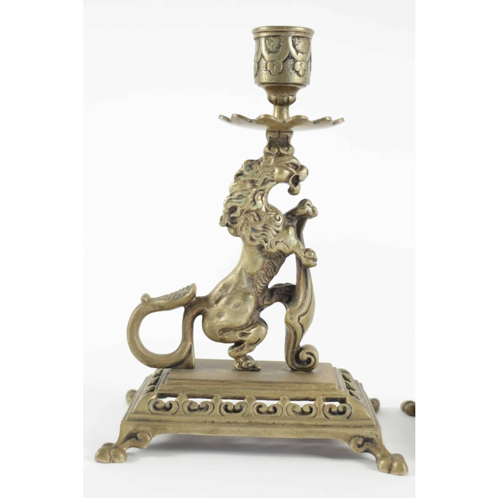 Paire de bougeoirs à main du 19ème siècle en bronze au motif de chimère.