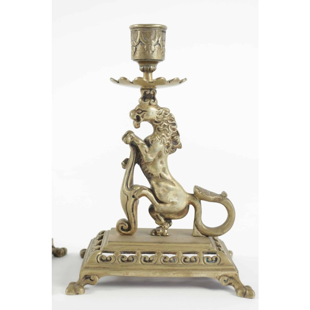 Paire de bougeoirs à main du 19ème siècle en bronze au motif de chimère.