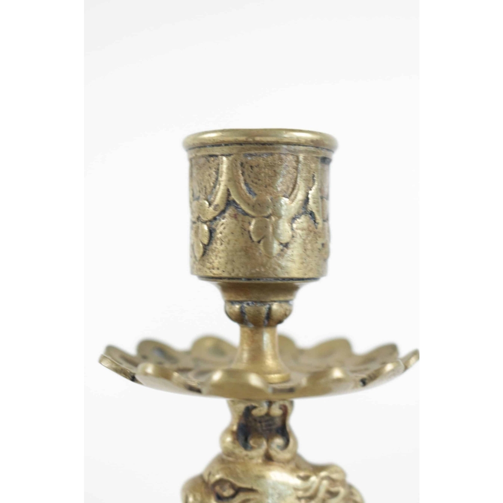 Paire de bougeoirs à main du 19ème siècle en bronze au motif de chimère.