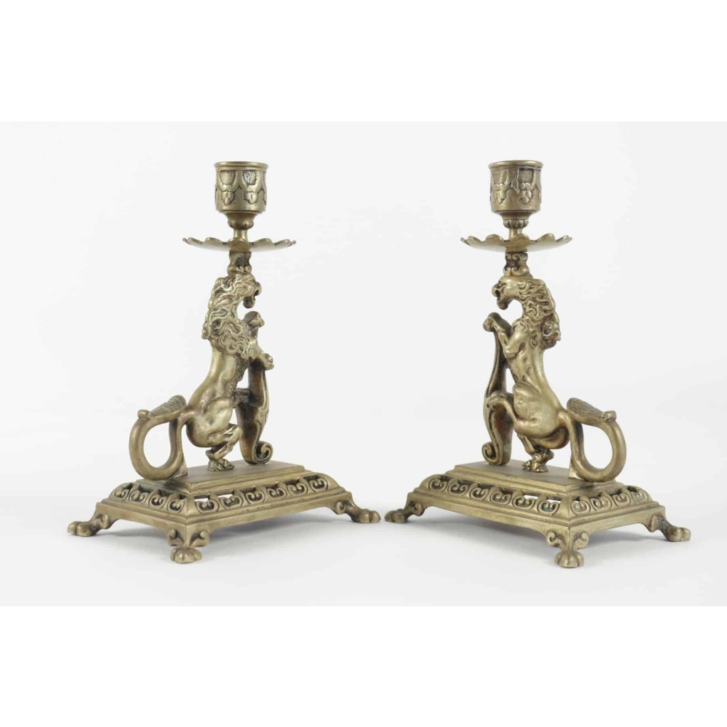 Paire de bougeoirs à main du 19ème siècle en bronze au motif de chimère.
