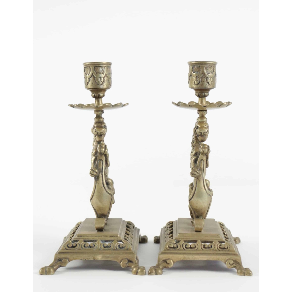 Paire de bougeoirs à main du 19ème siècle en bronze au motif de chimère.