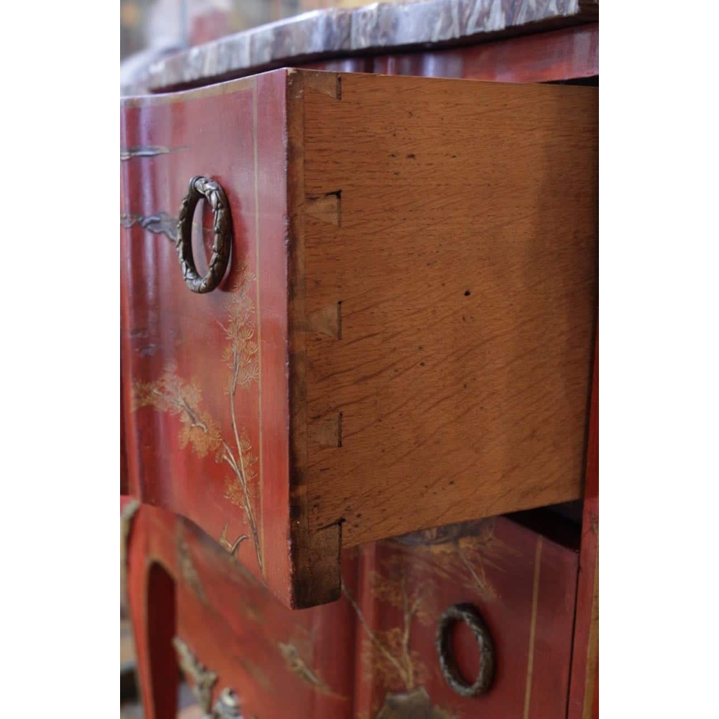 Commode en laque rouge de style transition