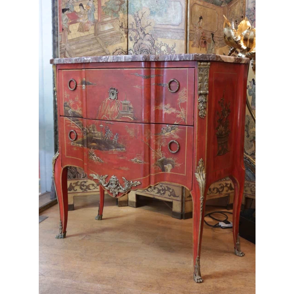 Commode en laque rouge de style transition