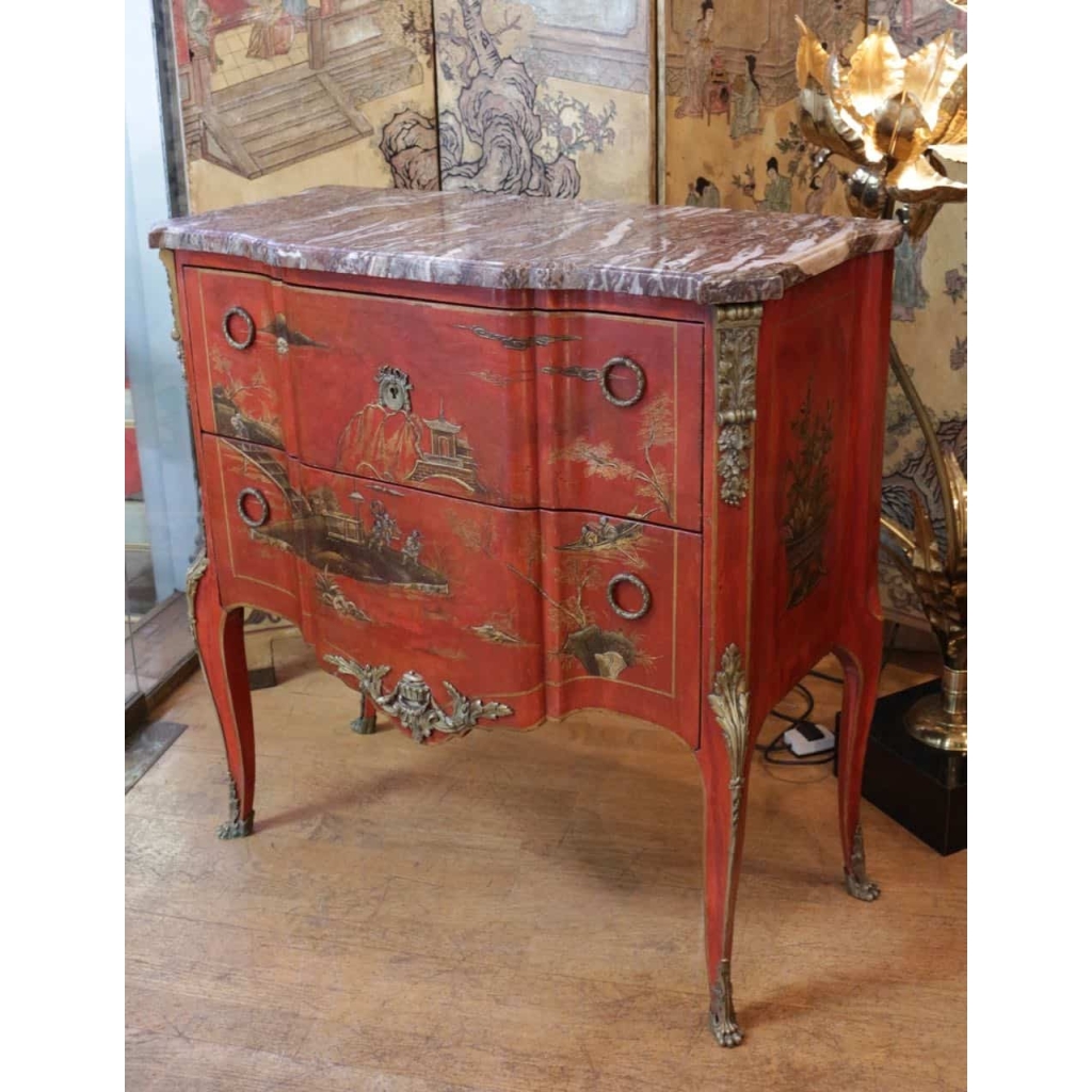 Commode en laque rouge de style transition