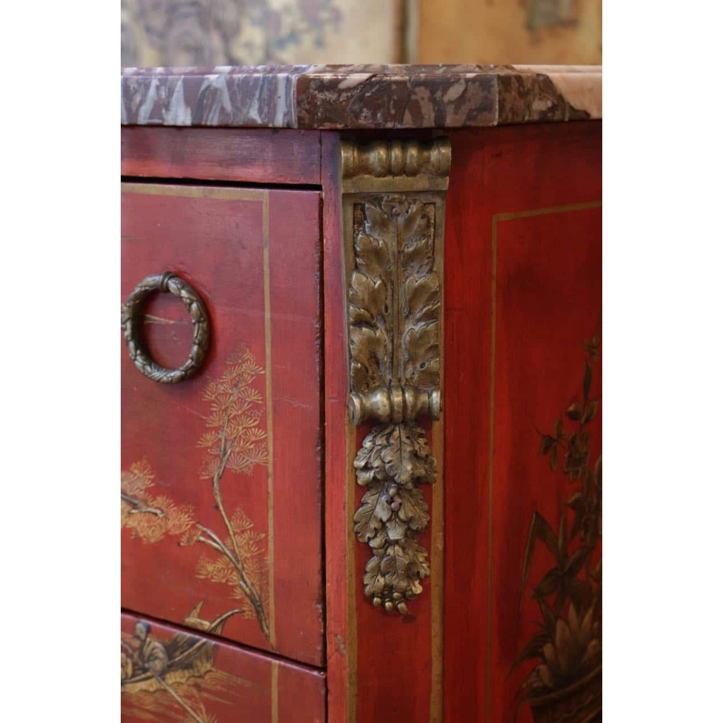 Commode en laque rouge de style transition