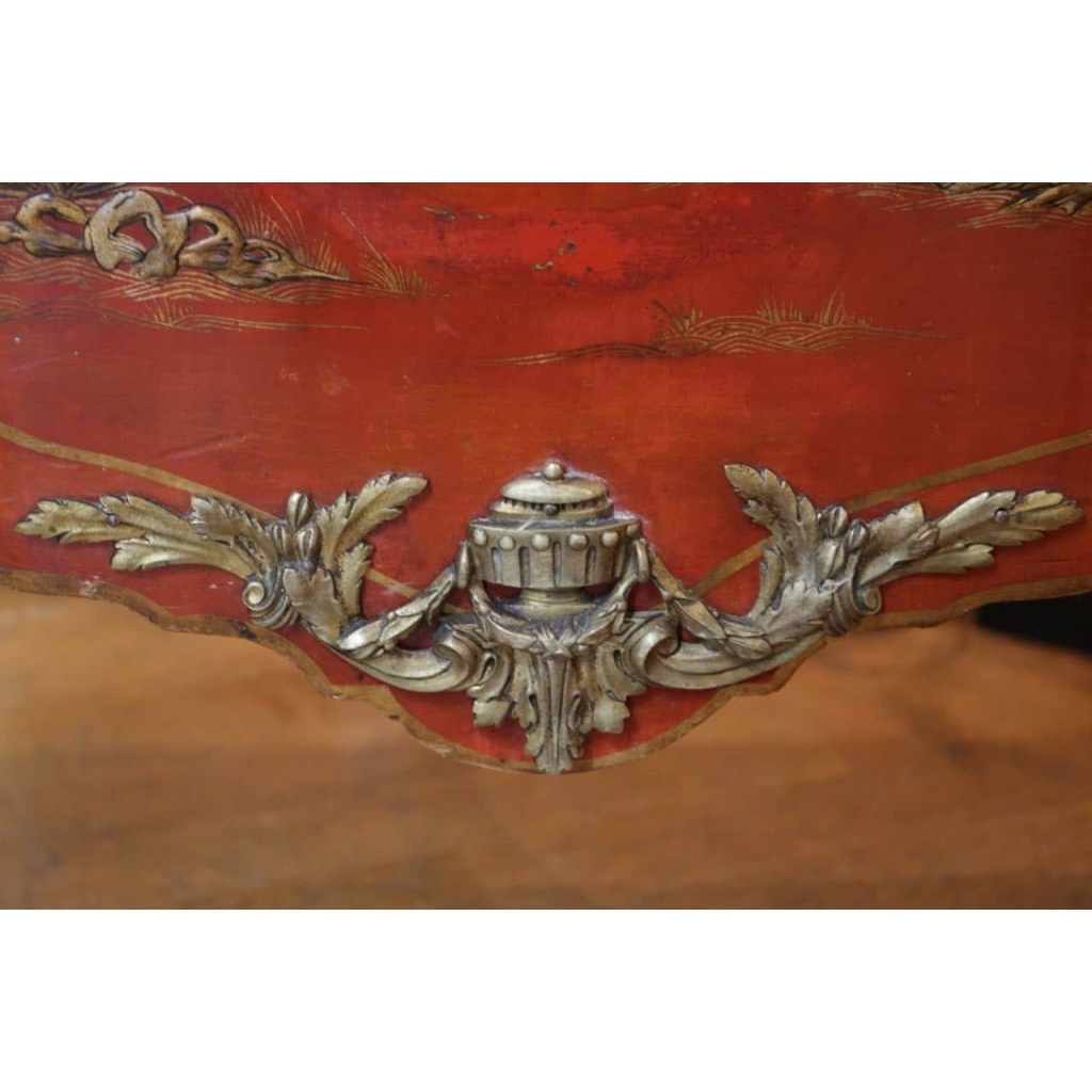 Commode en laque rouge de style transition