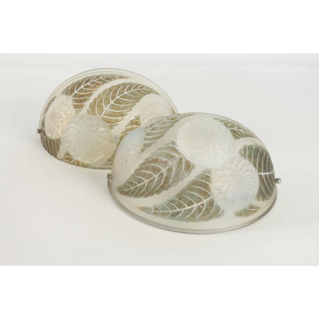 René Lalique Paire d’appliques opalescentes « dalhias » | Biron |||||||